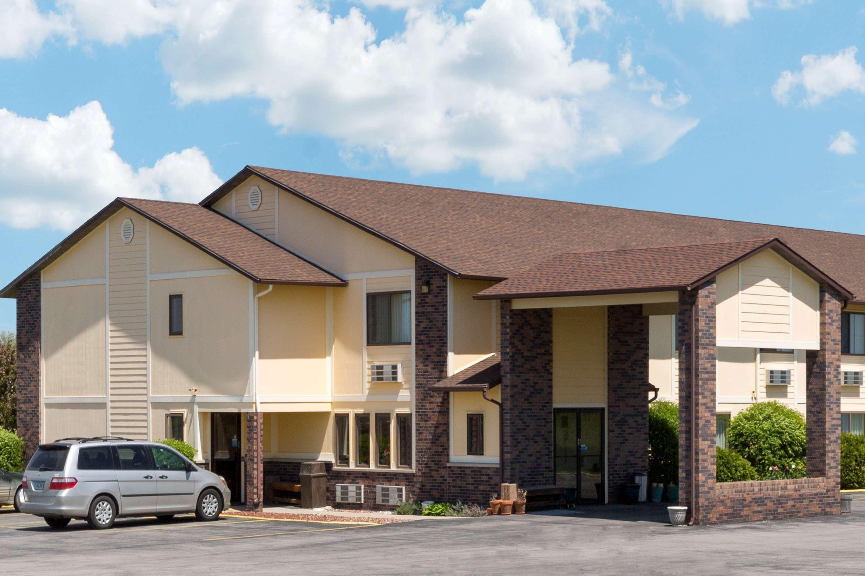 Super 8 By Wyndham Perry Ia Hotel Eksteriør billede